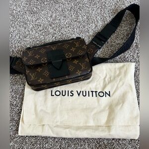 EXCELLENT condition Louis Vuitton S Lock slingbag